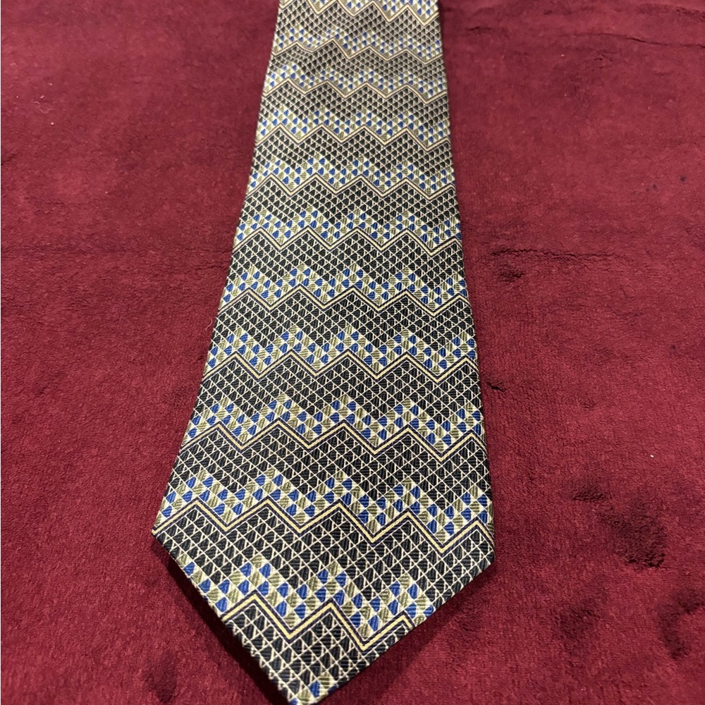 Ron Chereskin men’s 100% silk tie in black blue and gold